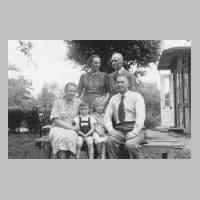 050-0058 Auf der Bank Irma und Harry John mit ihren Kindern Jutta und Harald, stehend Kurt Schwarz mit Ehefrau Margot aus Iserlohn.JPG